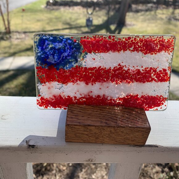 1138 USA FLAG ON WOOD BLOCK SUN CATCHER  RED WHITE & BLUE USA FLAG ON WOOD BLOCK - Picture 2 of 6
